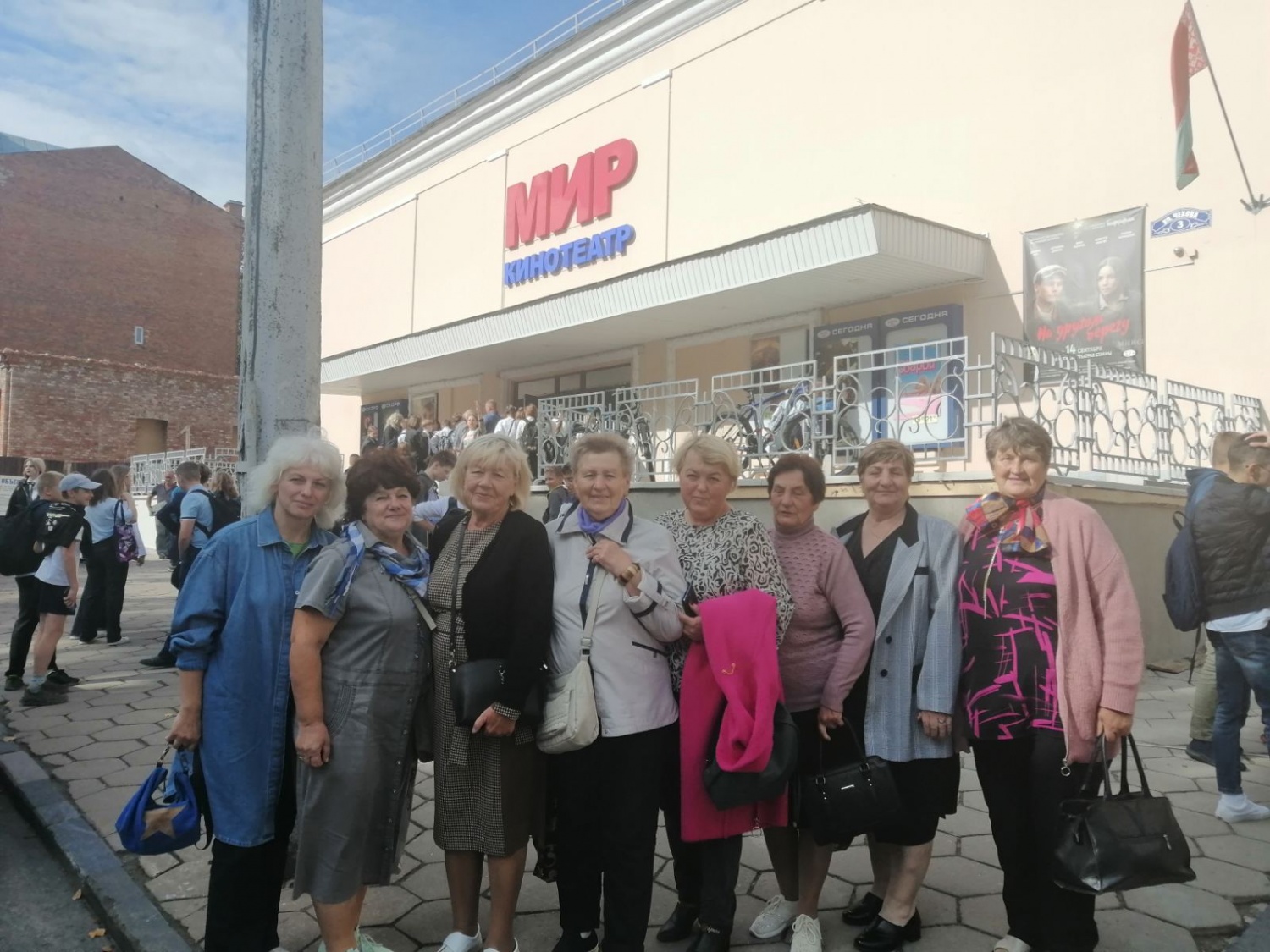    Специалисты и посетители ТЦСОН Витебского района посетили кинотеатр и посмотрели историческую драму "На другом берегу"