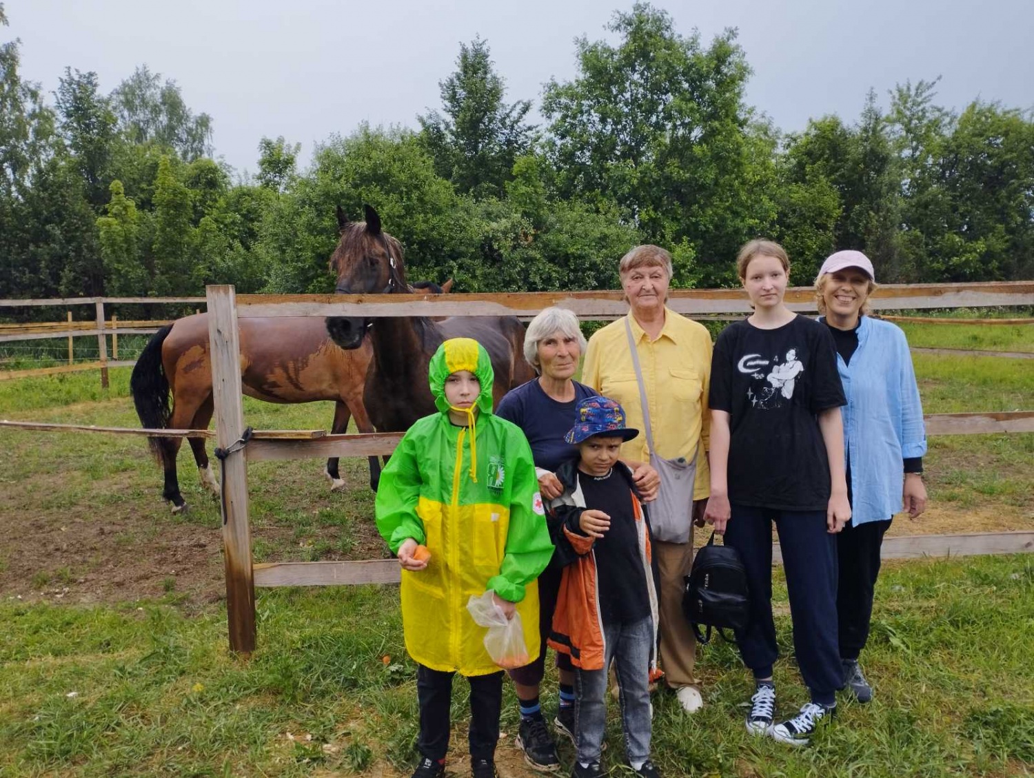 Посетители ТЦСОН Витебского района совершили конную прогулку, покормили и пообщались с лошадьми в агроусадьбе "Вольны конь" Посетители ТЦСОН Витебского района совершили конную прогулку, покормили и пообщались с лошадьми в агроусадьбе "Вольны конь"